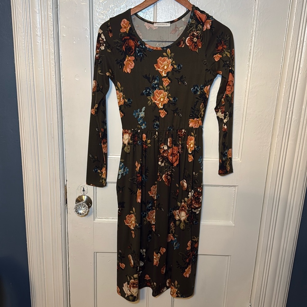 Cute stretchy floral dress with pockets. Super cozy.  size S